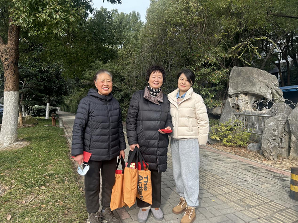 城市更新公司党支部开展节前走访慰问退休职工主题党日活动