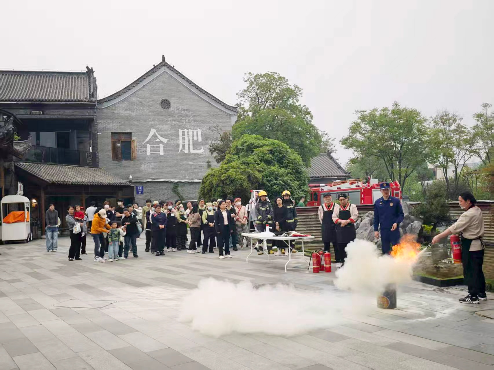 开展消防演练 筑牢安全防线—— 半边街项目部联合属地消防开展全街区消防实战演练