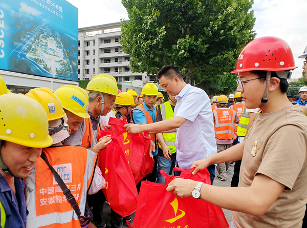 坚守岗位战高温 情系一线送清凉_合肥滨湖投资控股集团有限公司